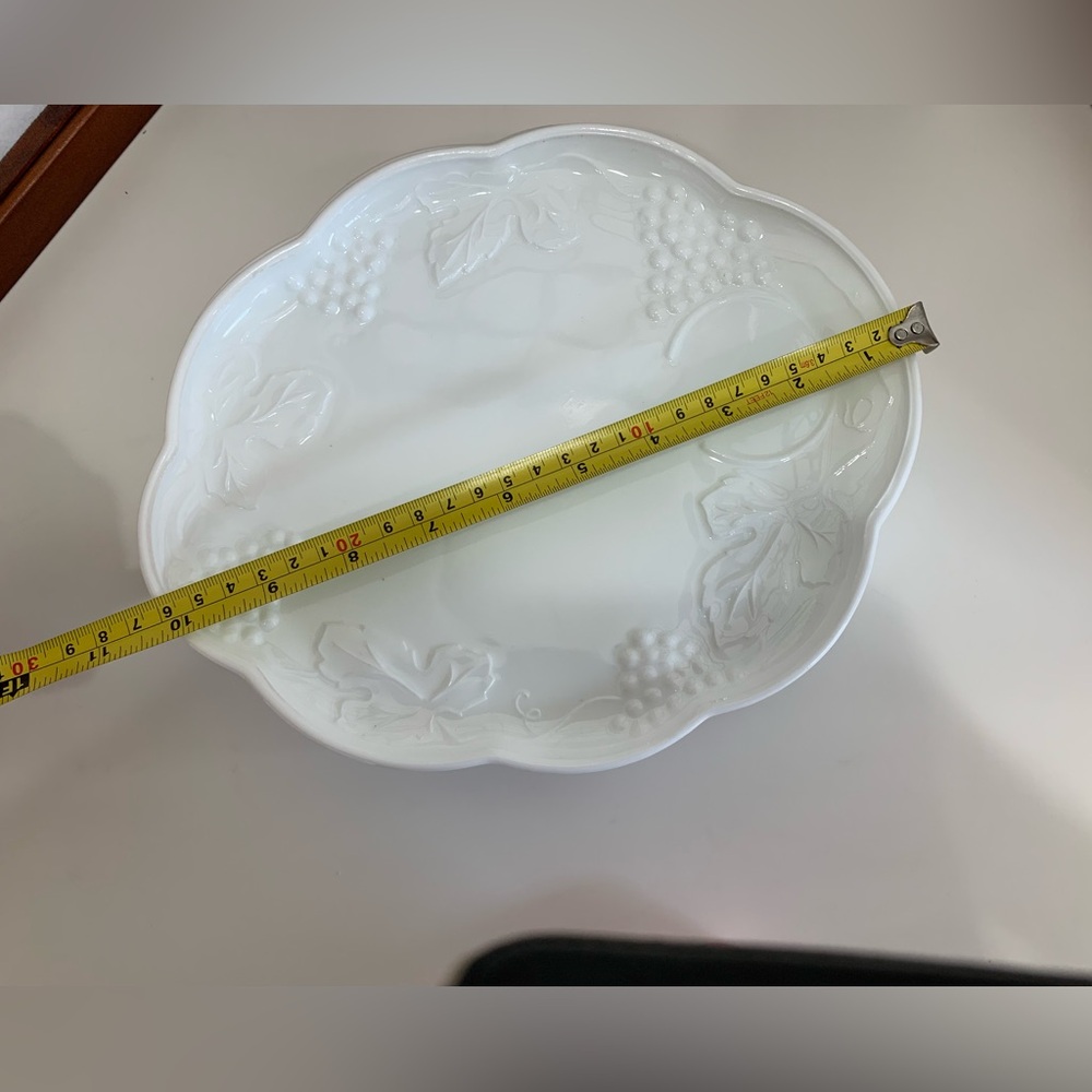 Vintage White Milk Glass 4 Luncheon Plates. Harvest Grape Design. No cups. - Picture 4 of 5
